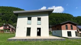Dokončený 5-izbový dom s veľkým pozemkom pod lesom
