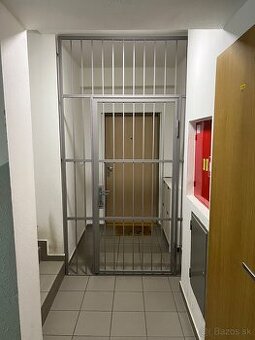 Predám bezpečnostnú mrežu do chodby apod.
