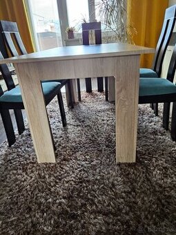 Stôl,stoličky, barové stoličky a robotický vysávač.