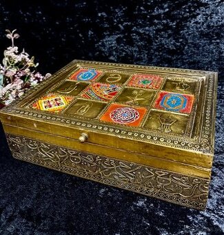 Starozitna arabská mosadzno drevená truhlica s emajlom