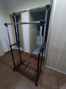 Vešiak na oblečenie na kolieskach
