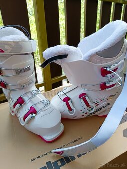 Dievčenské lyžiarky