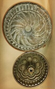 Staré bábovkové formy.