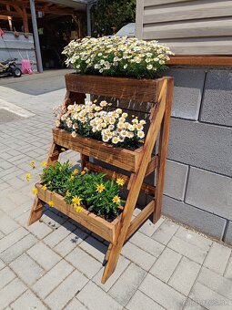 Drevené regálové záhony na kvety.