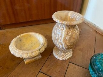 Mramorova vaza, doza a zatvaracia zelena miska