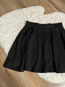 Čierna krátka sukňa