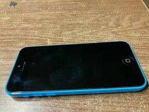 Iphone 5c s nabijačkou a slúchatkami