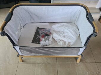 tutti Bambini CoZee Bedside Crib 80,5x51cm cestovna postieľk