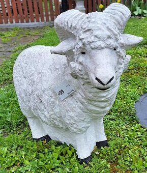 Betónová socha barana