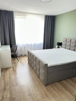 Klimatizovaný kompletne zariadený veľký 2-izbový byt