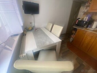 Kuchynsky stôl + 4 stoličky