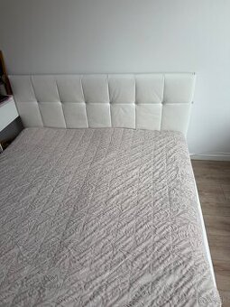 Biela kožená postel