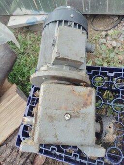 Elektromotor s prevodovkou