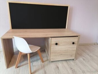 Detský stolík s tabuľou na kreslenie