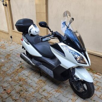 Predam MAXI skuter KYMCO Downtown 125i