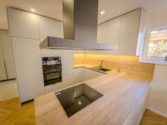 Nový 4 - izbový byt so záhradkou, 2x parkovacím miestom na u