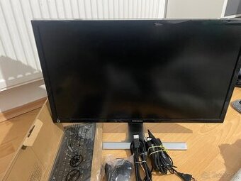 Monitor Samsung , klavesnica, mys