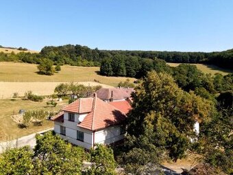 AKTUALIZOVANÁ  CENA - Rodinný dom Chvojnica  s veľkým pozemk
