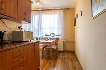 NA PREDAJ: CENTRUM: 2 izb.byt + ŠATNIK, 2x BALKON + PIVNICA