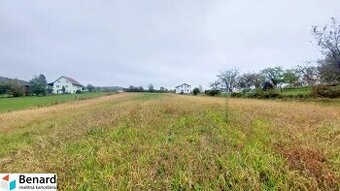 NA PREDAJ POZEMOK VHODNÝ NA VÝSTAVBU RODINNÝCH DOMOV. - 1