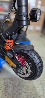 Kukirin G2 Master 6. 2025  s hydraulickými brzdami.