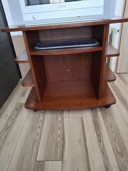 Stolík aj pod televízor