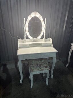 Toaletny stolik s LED osvetlenim