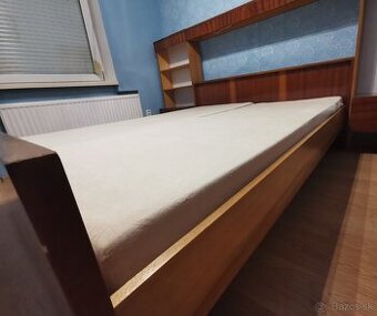 Posteľ
