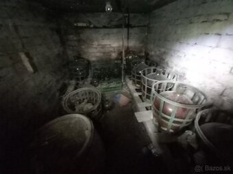 Demižony a jeden 200 l drevenny sud lacno - 1
