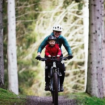 Detské sedlo na bicykel s pedálmi, inštalácia na prednú časť