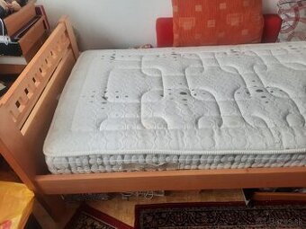 Predám drevenú postel s matracom.