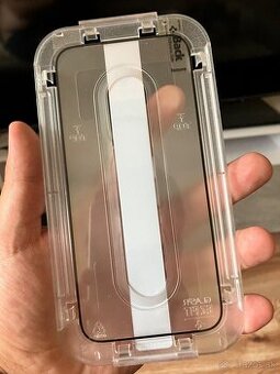 Spigen sklo na iPhone 15 Pro Max