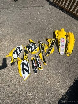 Predám plasty na Yamaha YZF 250 (komplet – bez airboxu)