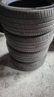 225/50R18 95V
