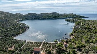 Lastovo: Stavebný pozemok pre rodinný dom v jednej z najpoko