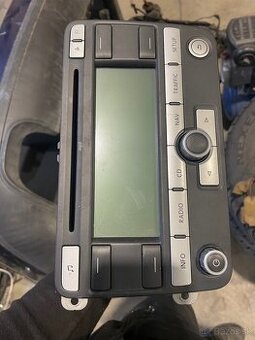 VW Passat B6 radio kurenie lakťová opierka kastlik