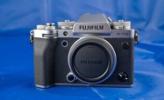 FUJIFILM X-T5 - 106 tisíc expozic