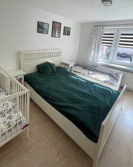 Predám posteľ HEMNES 160×200 + 2× nočný stolík + matrace