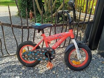 Detský bicykel s pomocnými kolieskami