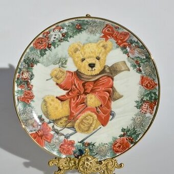 Vianočný porcelánový tanier - Medvedík sa sánkuje