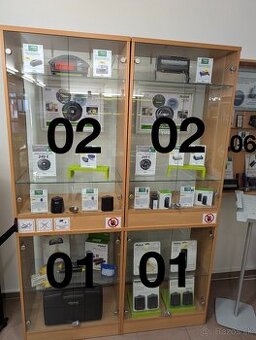 Vitrína (skrinka) a ostatný nábytok plus pútače do predajne - 1