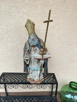 Drevená socha sv. Mikuláša s podstavcom s osvetlením