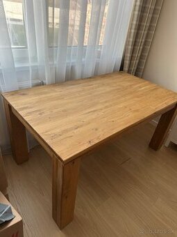 Masívny dubový jedálenský stôl