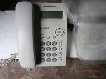 Analogové telefony Panasonic a Tesla.