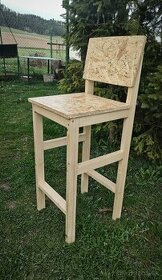 Drevená barová stolička
