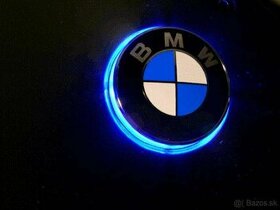 Nový svietiaci BMW emblém ma kapotu a kufor auta, alebo klas
