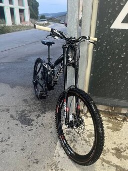 Zjazdový bicykel KONA