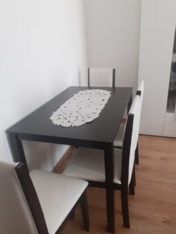 Predám jedálenský stôl a 4 stoličky