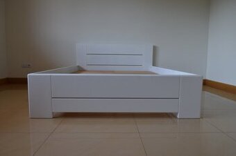 posteľ z masívneho bukového dreva