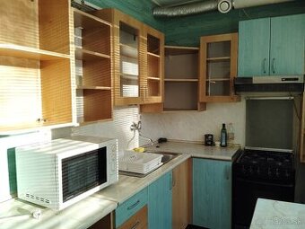 PREDAJ 2-izbový bezbariérový byt, centrum mesta Rožňava